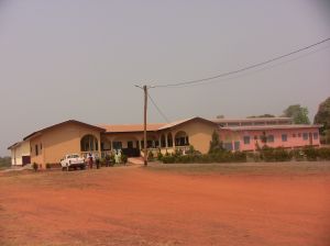 Ziekenhuis Batouri met rechts de kraamkliniek