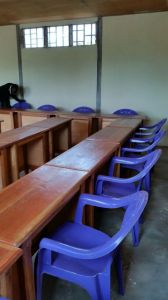 Kunststof stoelen in lokaal